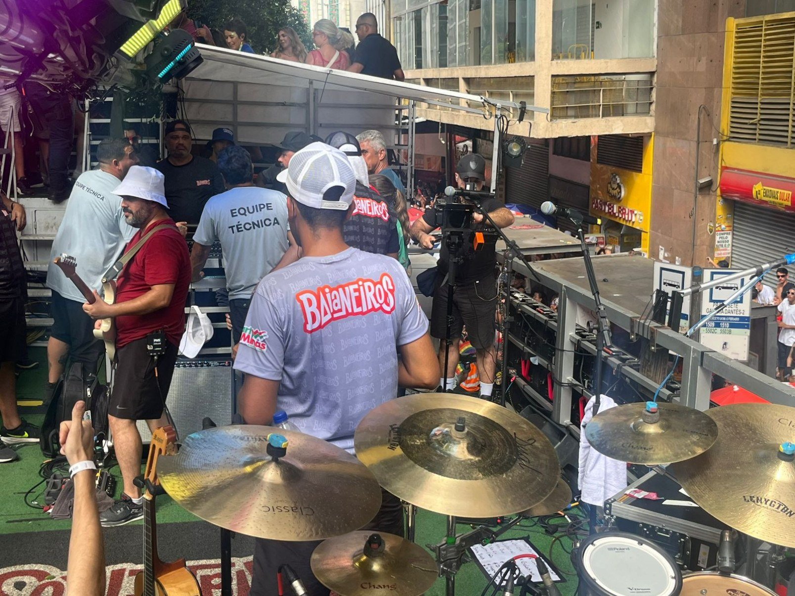 Veja o trio elétrico do Bloco Baianeiros