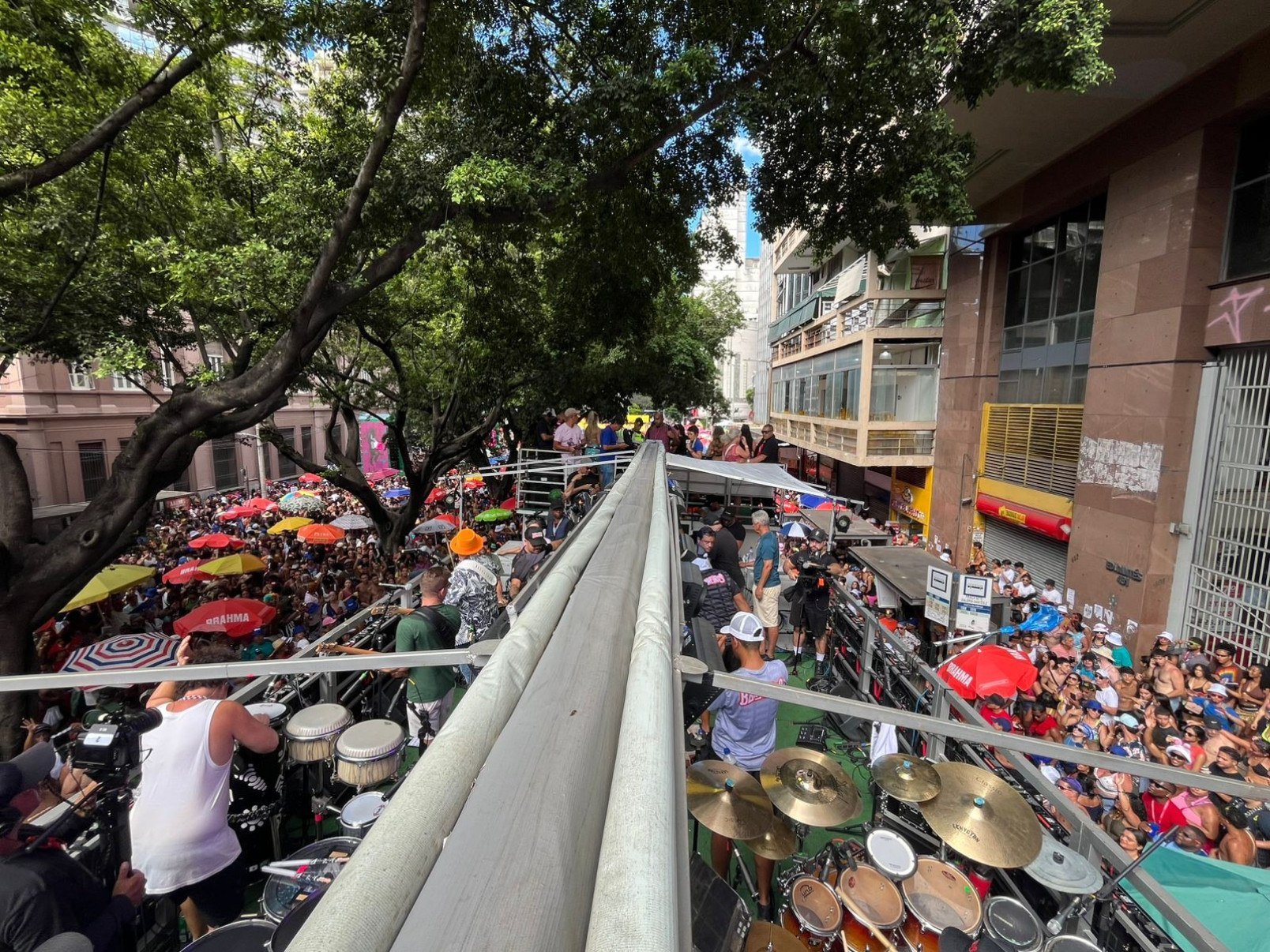 Veja o trio elétrico do Bloco Baianeiros