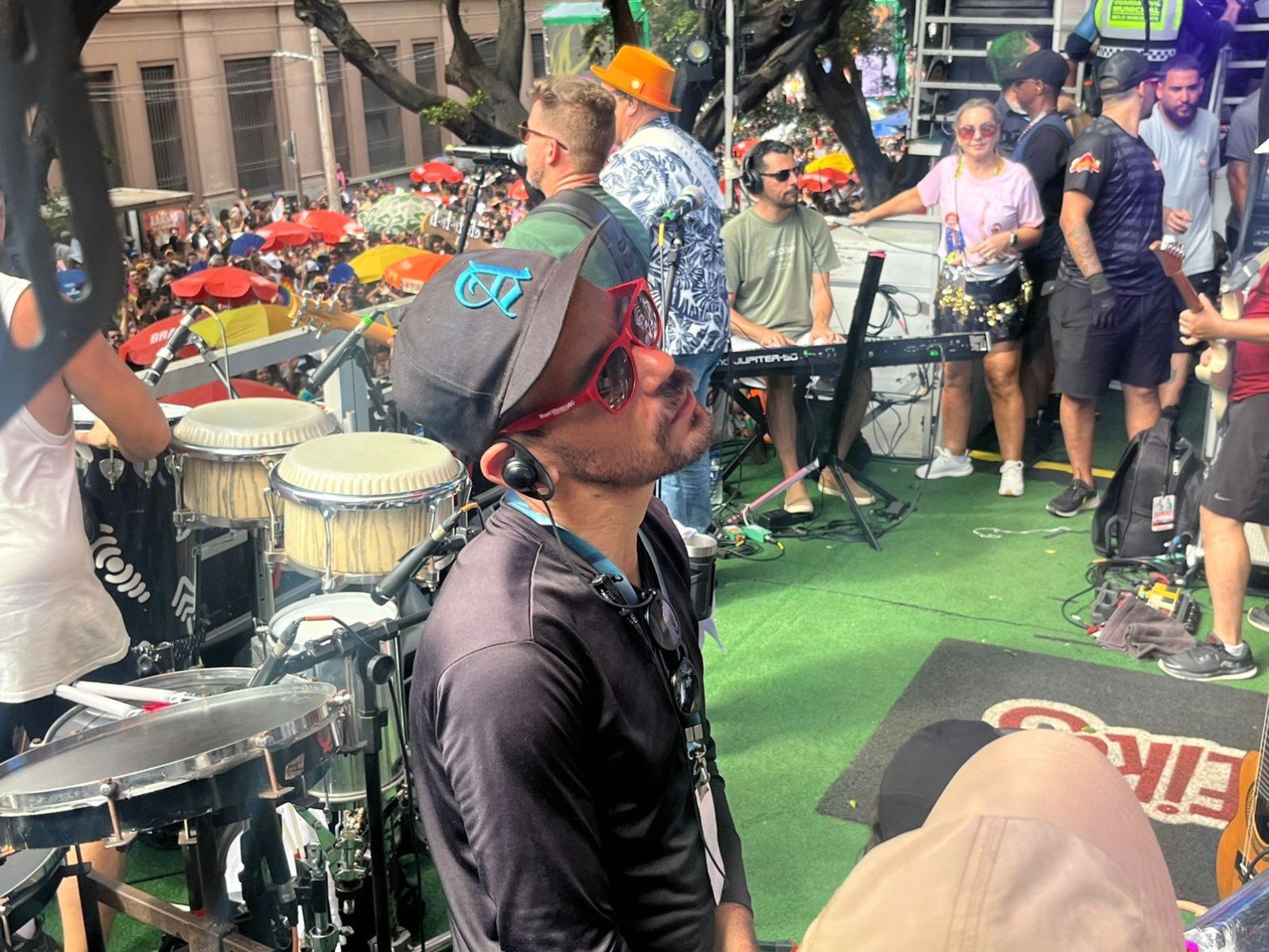 Veja o trio elétrico do Bloco Baianeiros