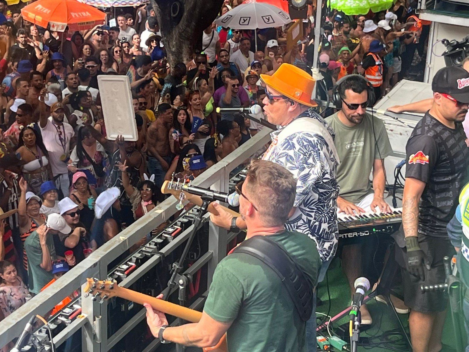 Veja o trio elétrico do Bloco Baianeiros