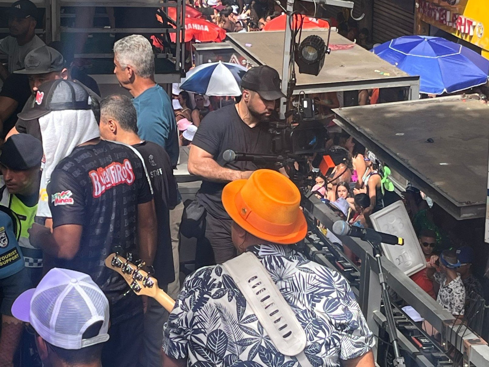 Veja o trio elétrico do Bloco Baianeiros