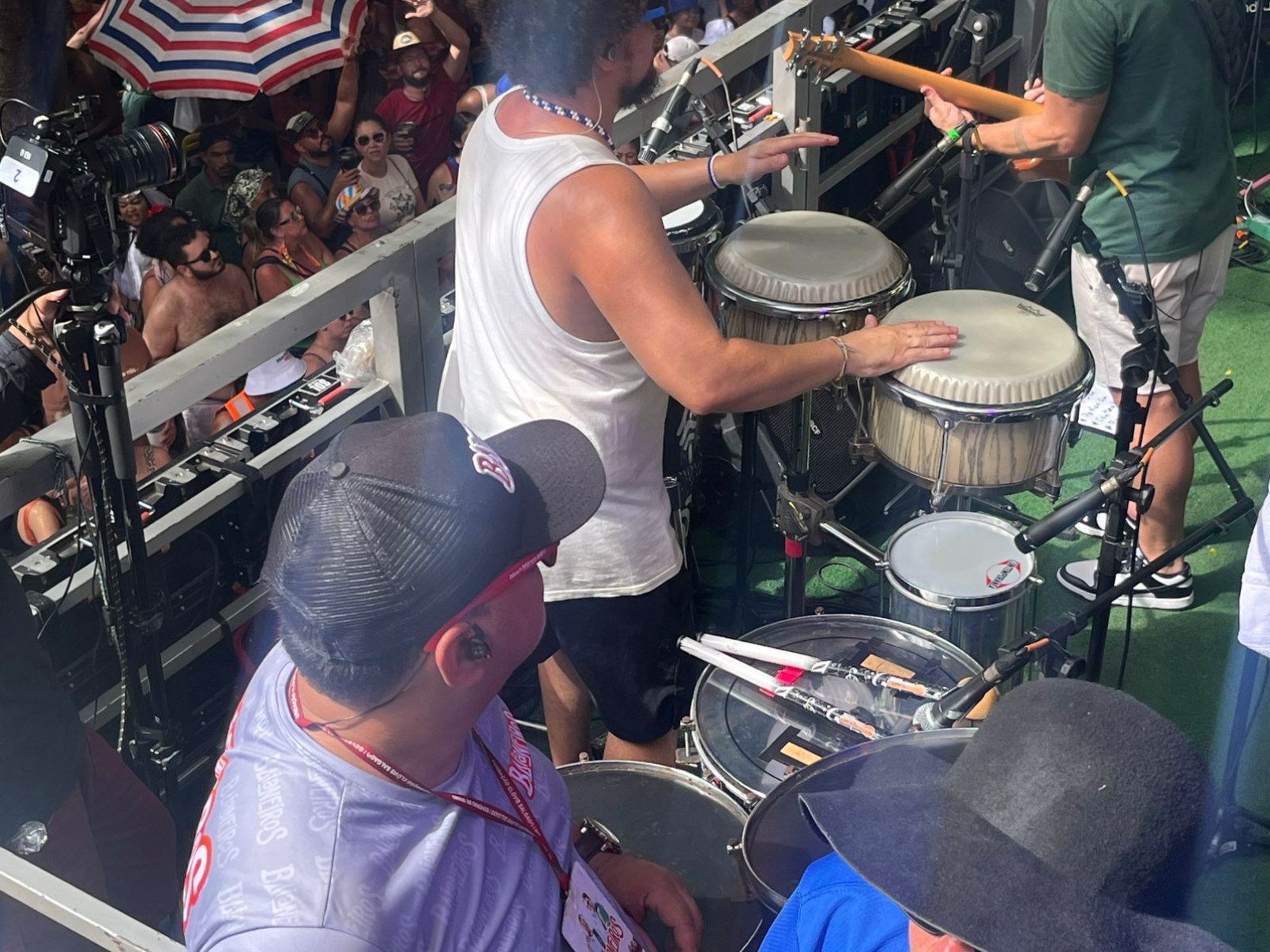 Veja o trio elétrico do Bloco Baianeiros