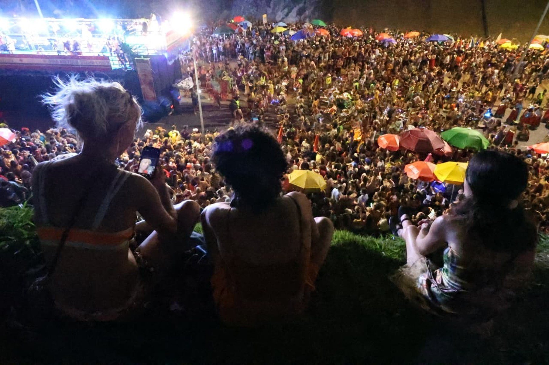 Na multidão, casais aproveitaram para dançar coladinho ao som de uma bateria que prioriza a zabumba, o triângulo e a sanfona