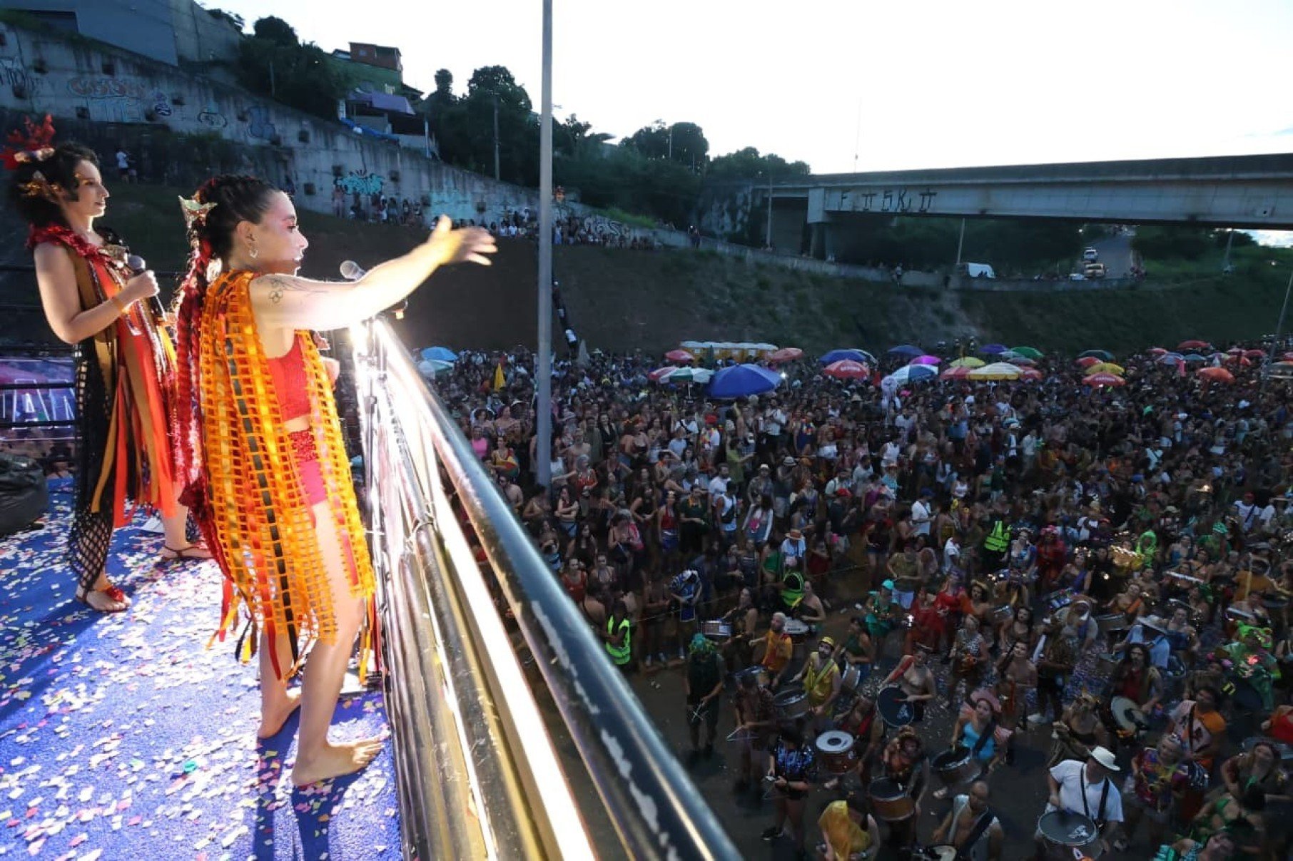 Com o pôr do sol, surgiram as luzes do Pisa na Fulô
