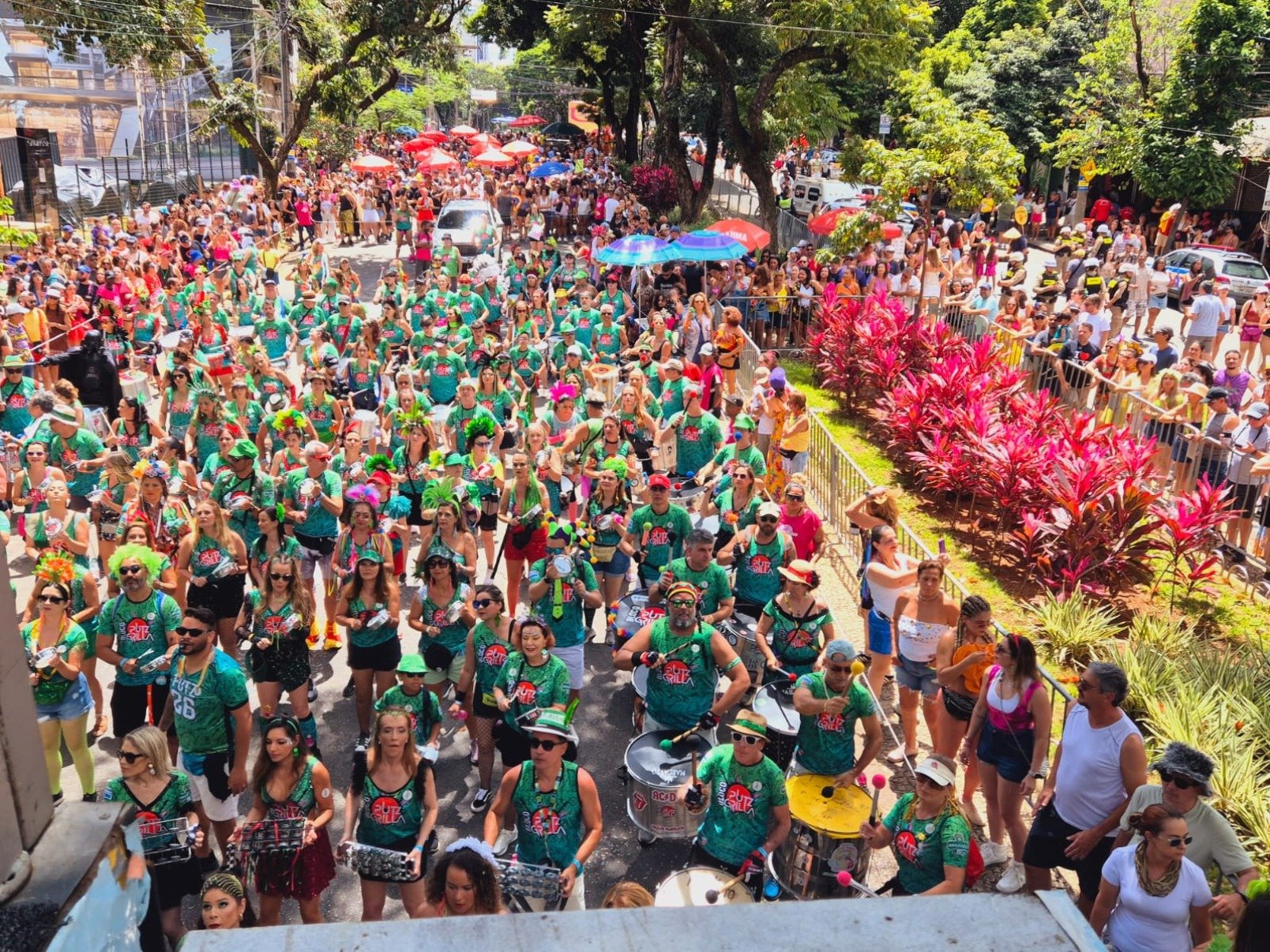 Foliões curtem o bloco Putz Grilla, em Belo Horizonte