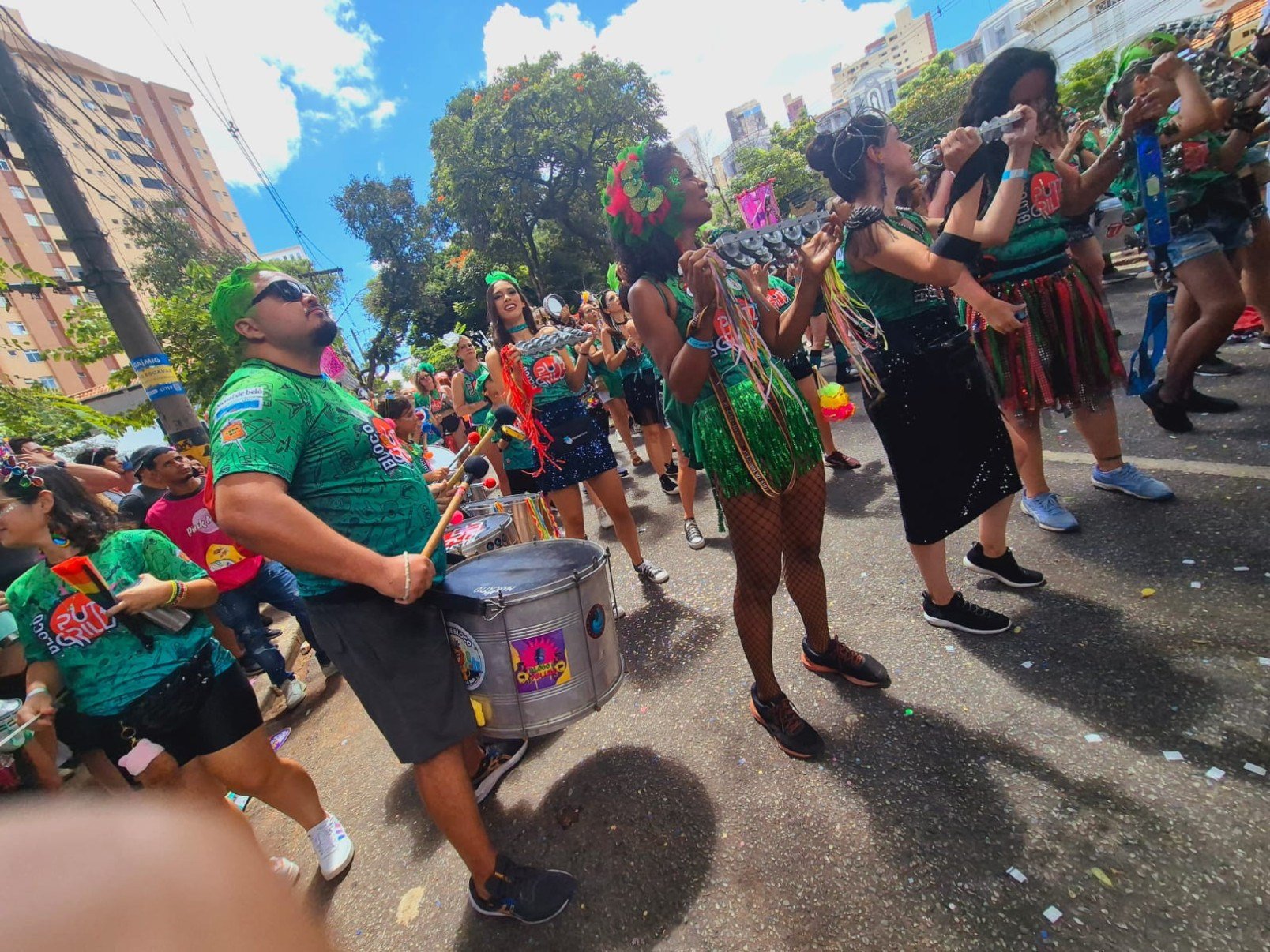 Foliões curtem o bloco Putz Grilla, em Belo Horizonte