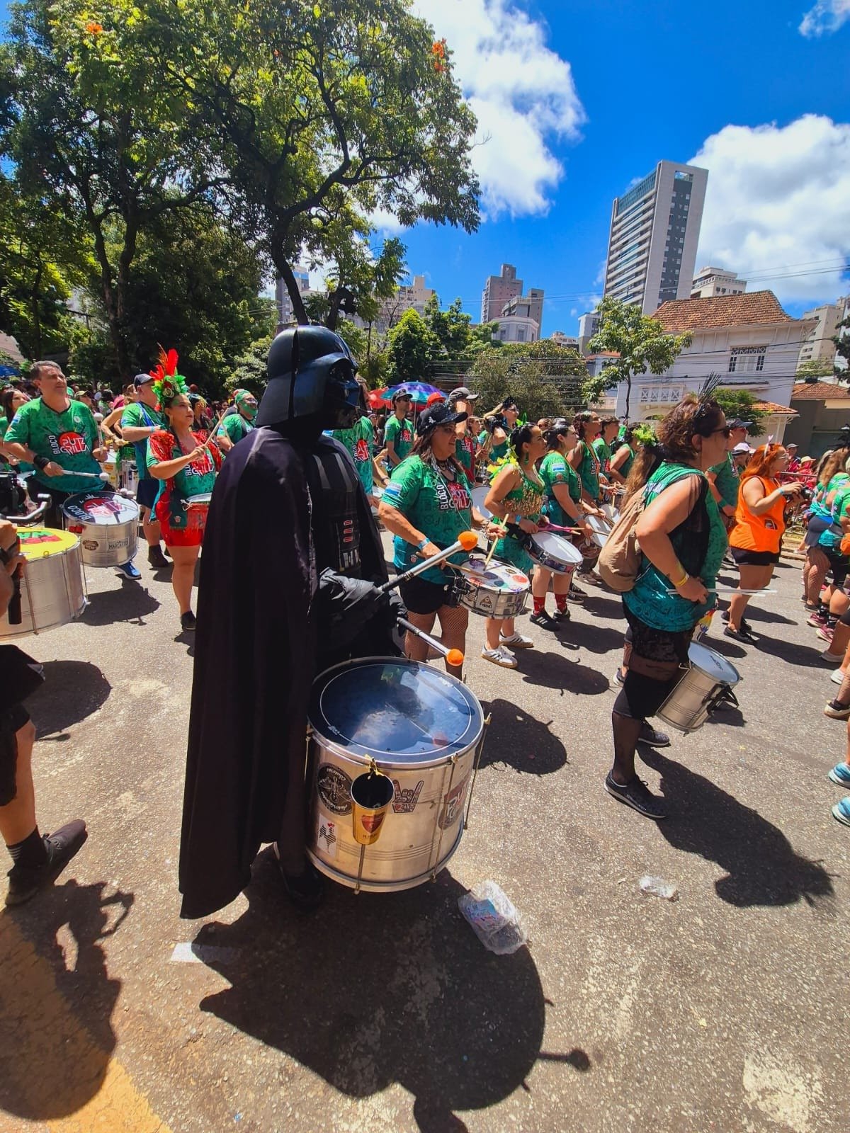 Foliões curtem o bloco Putz Grilla, em Belo Horizonte