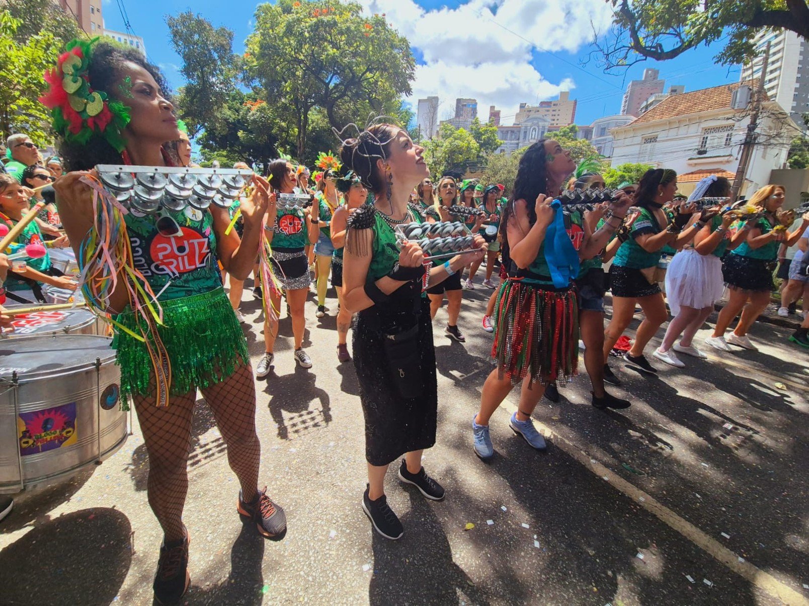 Foliões curtem o bloco Putz Grilla, em Belo Horizonte