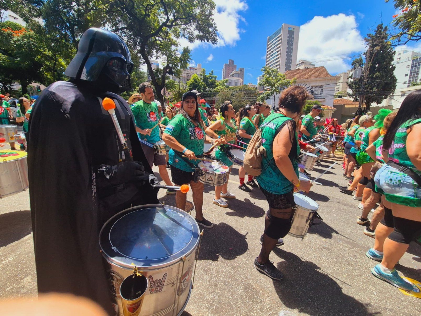 Foliões curtem o bloco Putz Grilla, em Belo Horizonte