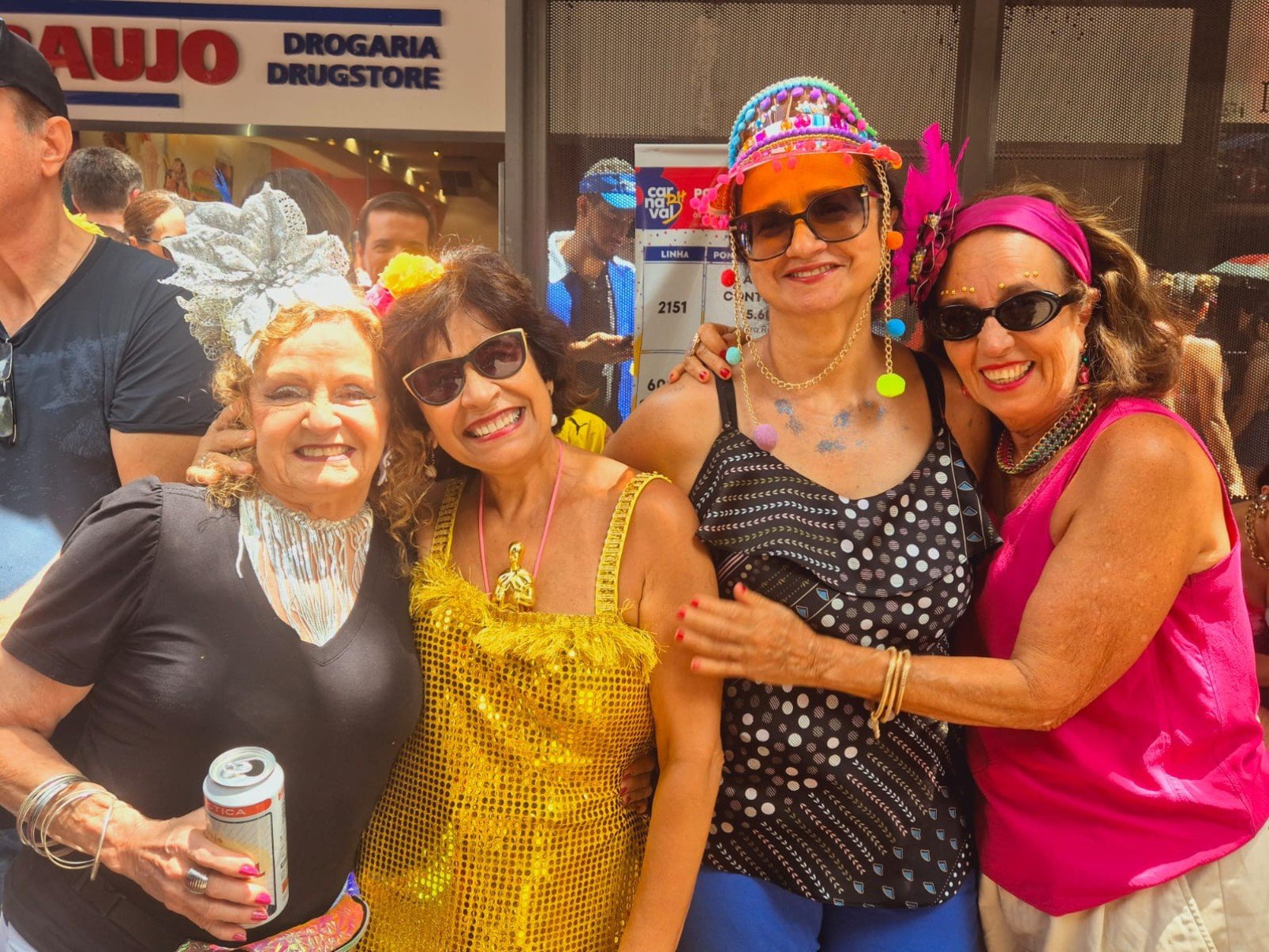 Foliões curtem o bloco Putz Grilla, em Belo Horizonte