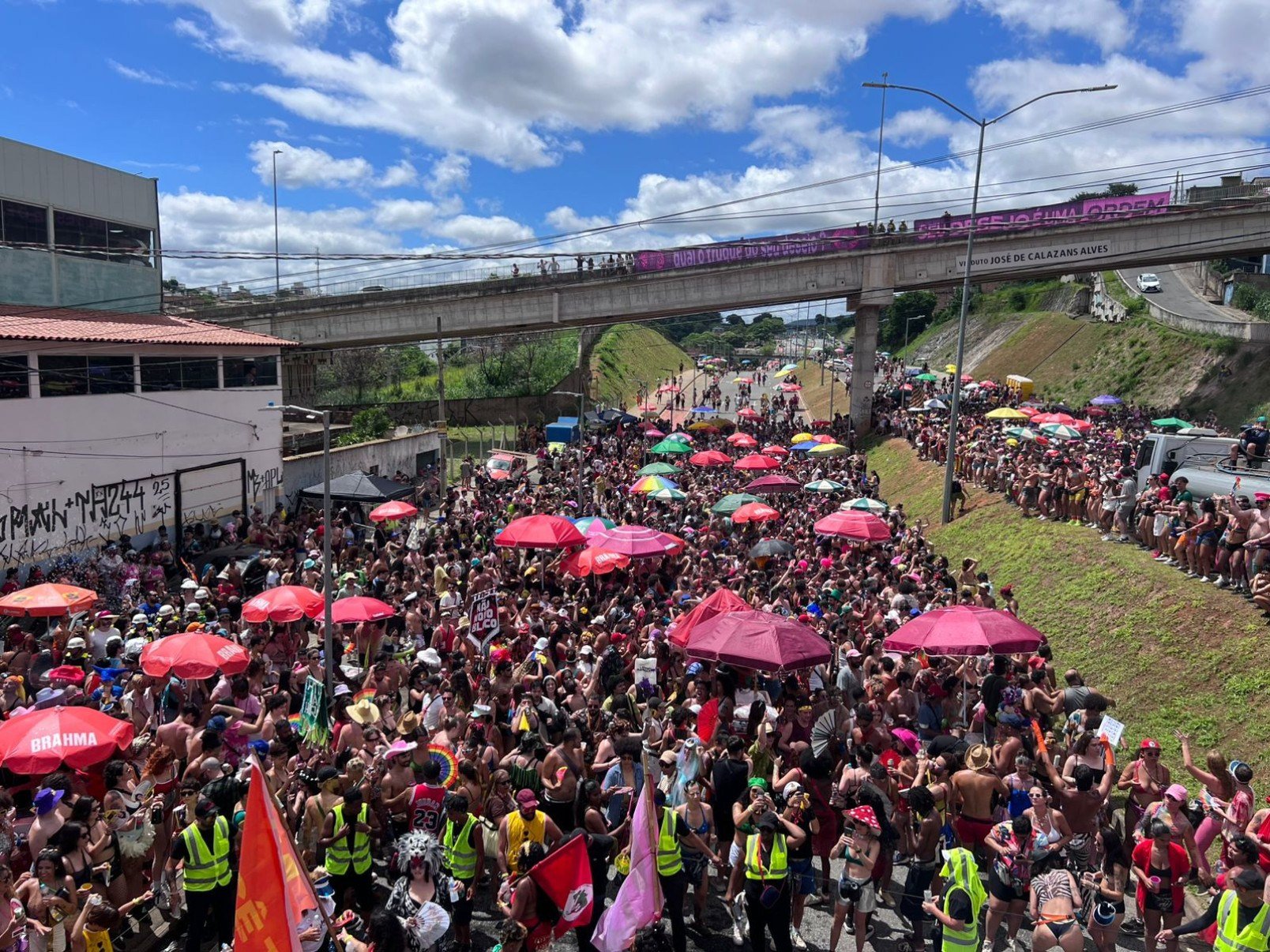 Foliões curtem o bloco Putz Grilla, em Belo Horizonte