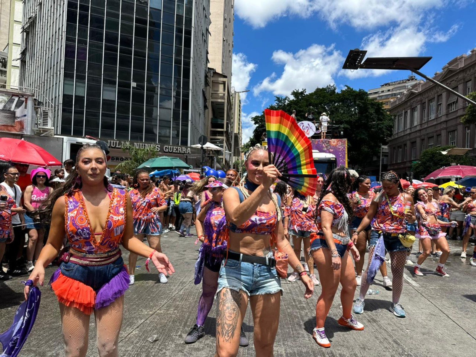 Foliões curtem o bloco Putz Grilla, em Belo Horizonte