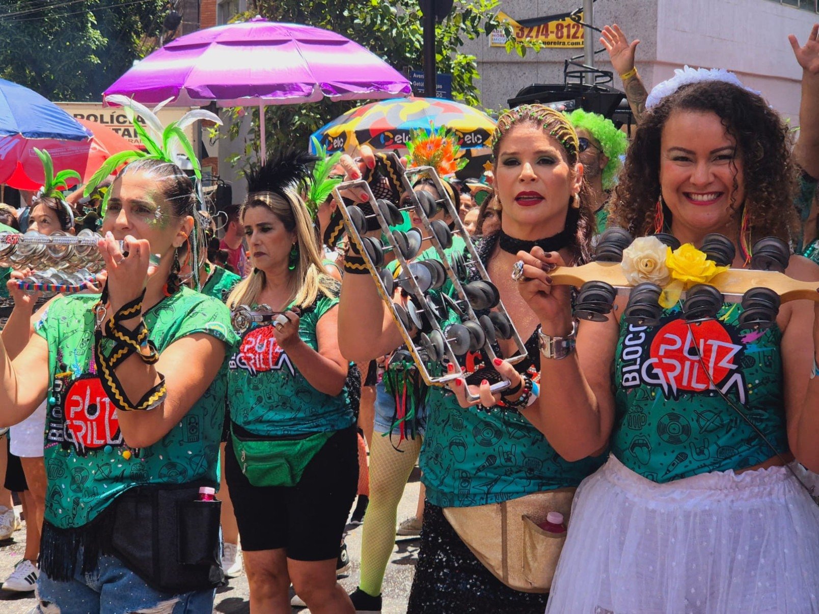 Foliões curtem o bloco Putz Grilla, em Belo Horizonte