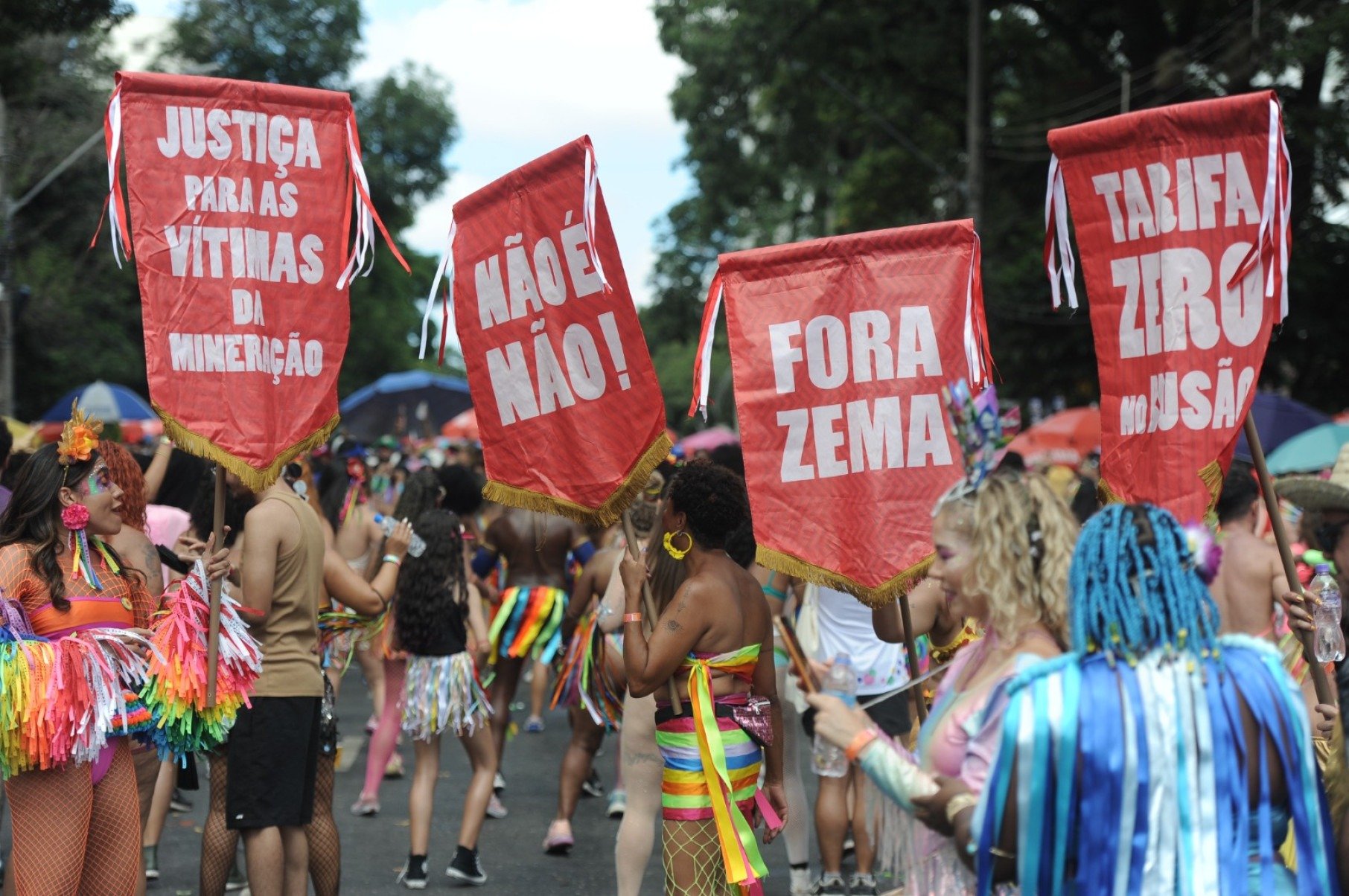 Foliões curtem o bloco Juventude Bronzeada