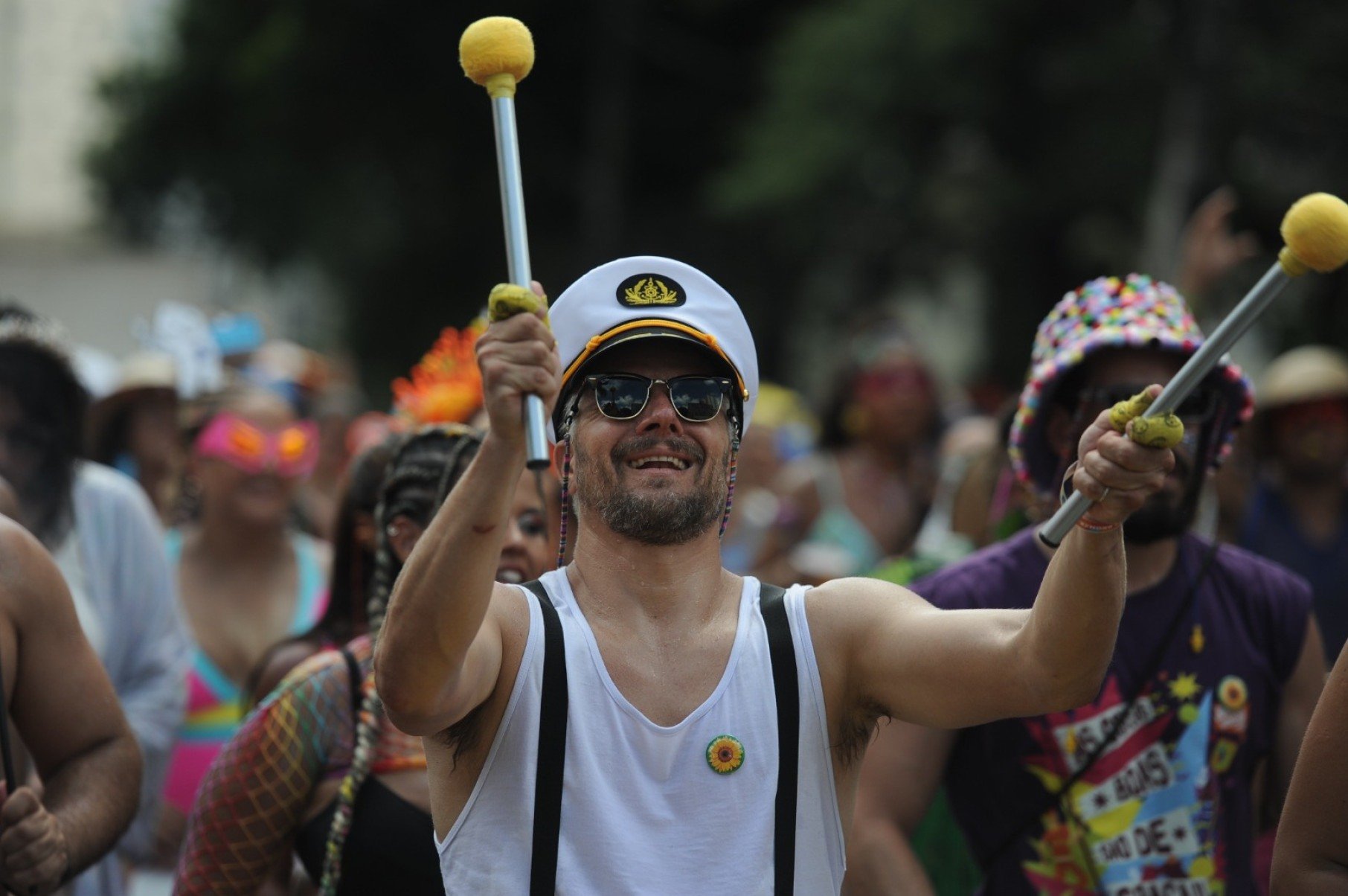 Foliões curtem o bloco Juventude Bronzeada