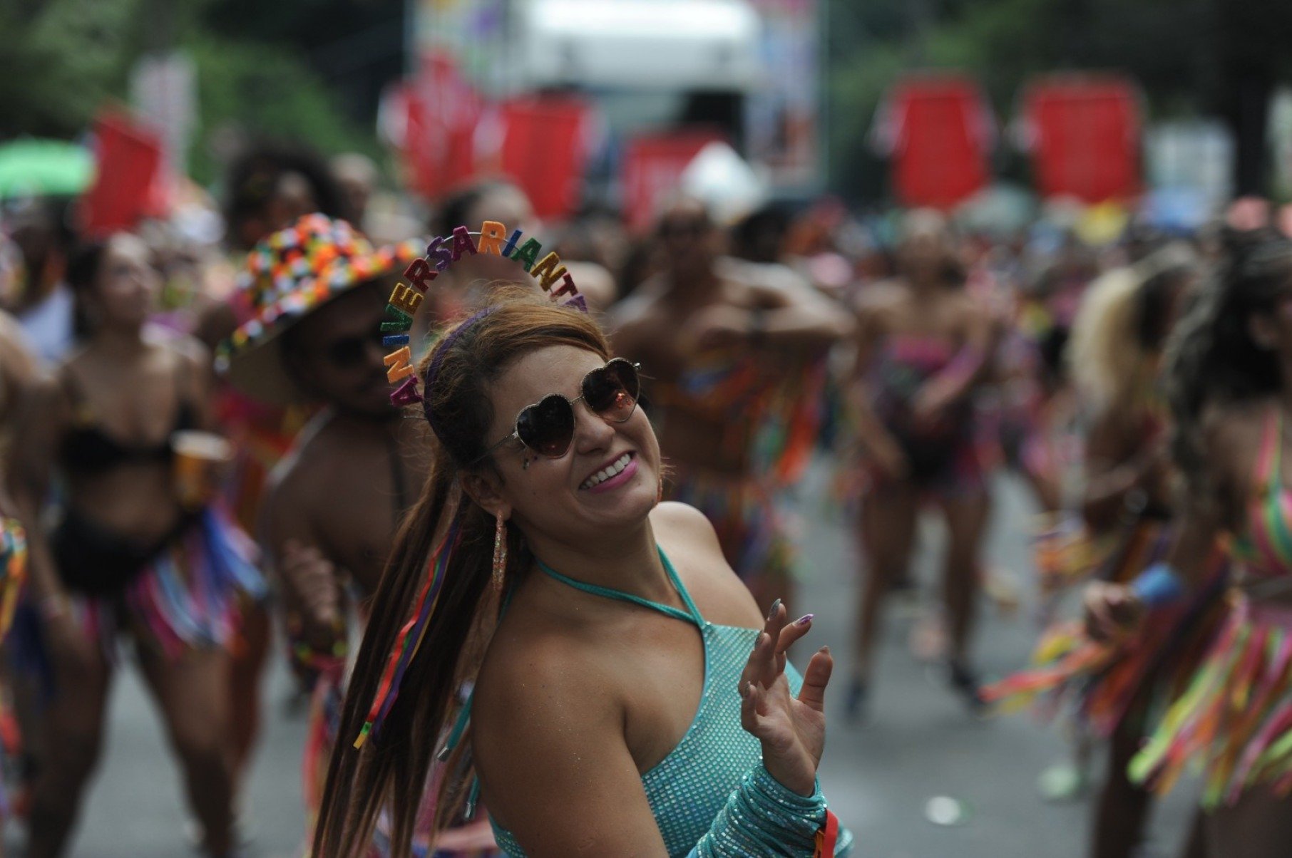 Foliões curtem o bloco Juventude Bronzeada