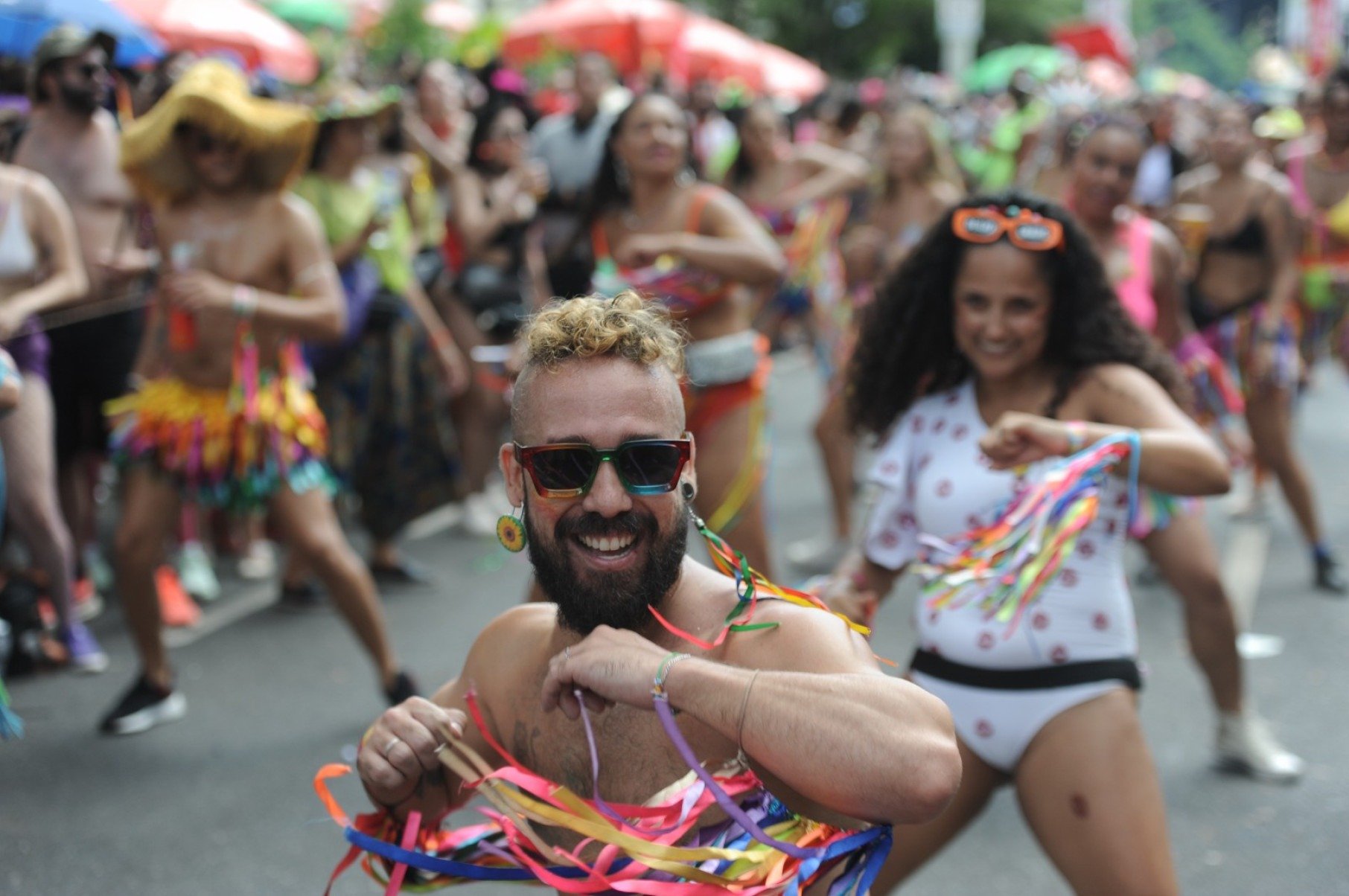 Foliões curtem o bloco Juventude Bronzeada