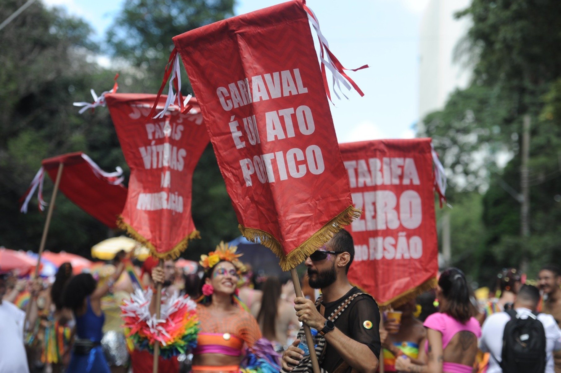 Foliões curtem bloco Juventude Bronzeada