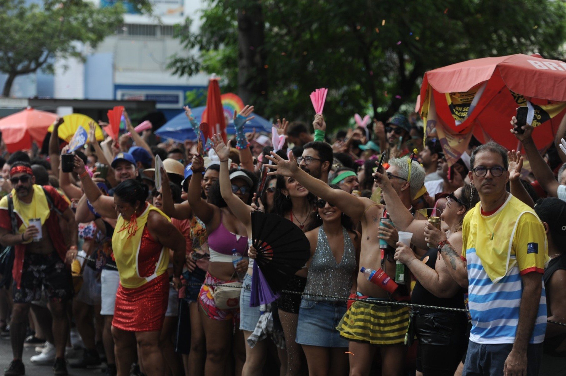 Foliões curtem bloco Juventude Bronzeada