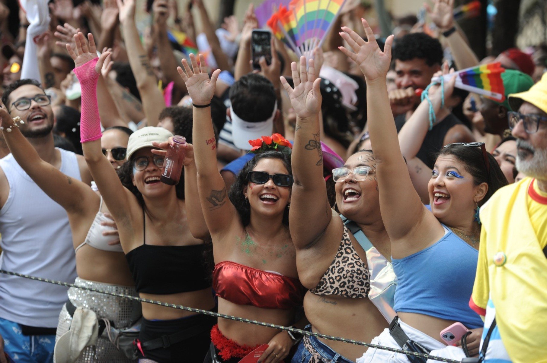 Foliões curtem bloco Juventude Bronzeada