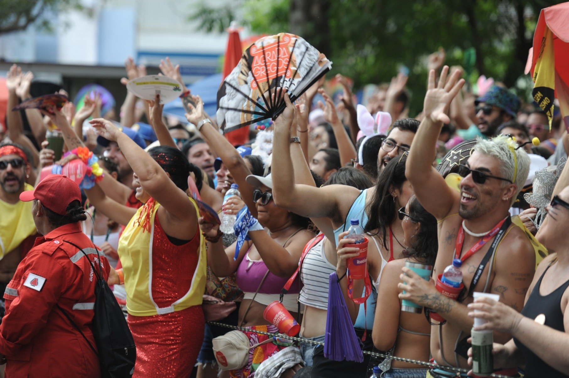Foliões curtem bloco Juventude Bronzeada
