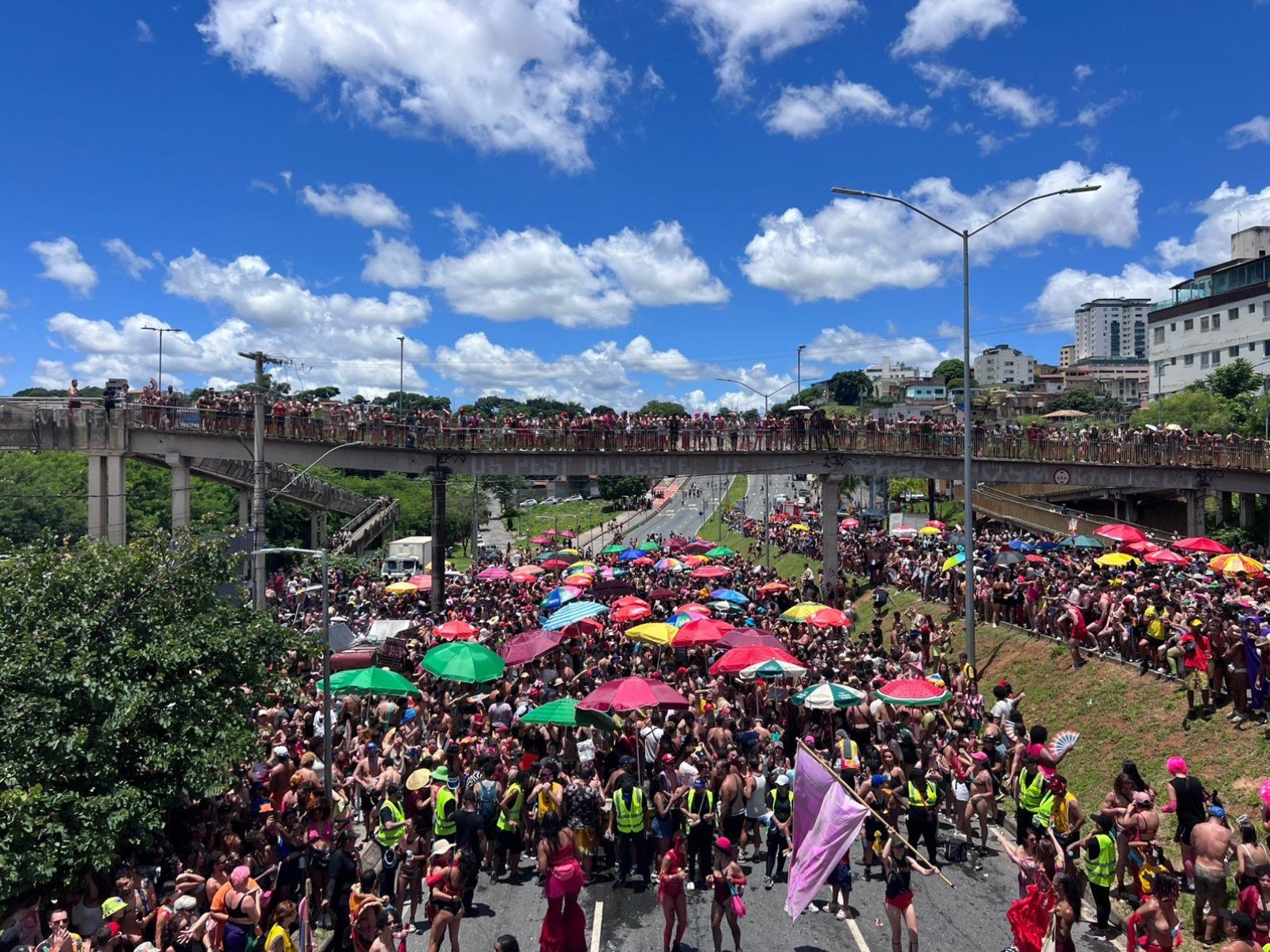 Foliões sobem na passarela sobre a Avenida Pastor Anselmo Silvestre para curtir o bloco Truck do Desejo -Laura Scardua/EM/D.A Press