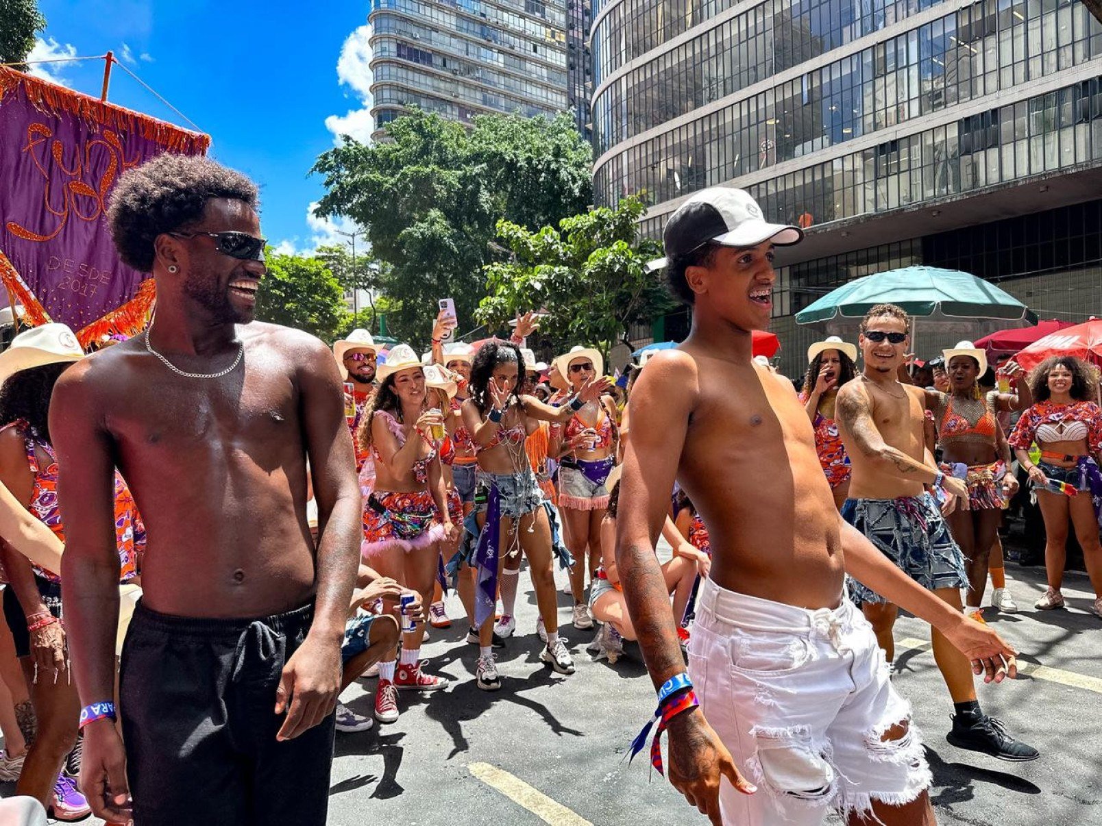 Ala do Passinho levou coreografias afiadas para o meio do cortejo
