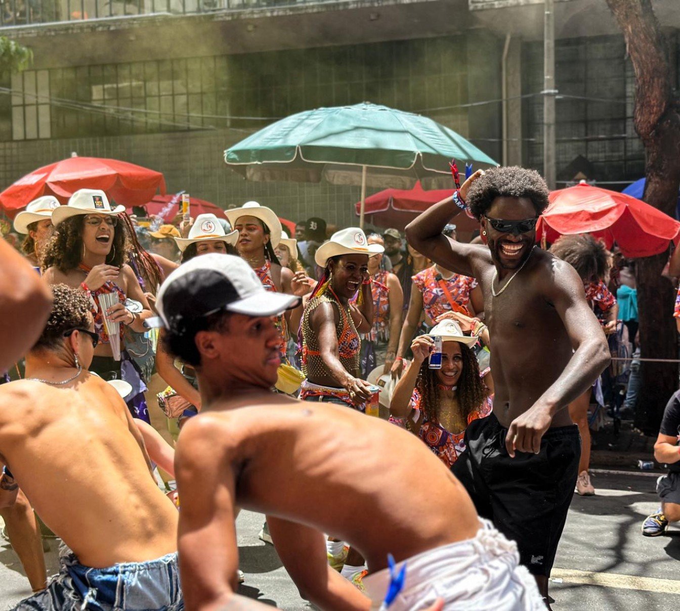 Ala do Passinho levou coreografias afiadas para o meio do cortejo