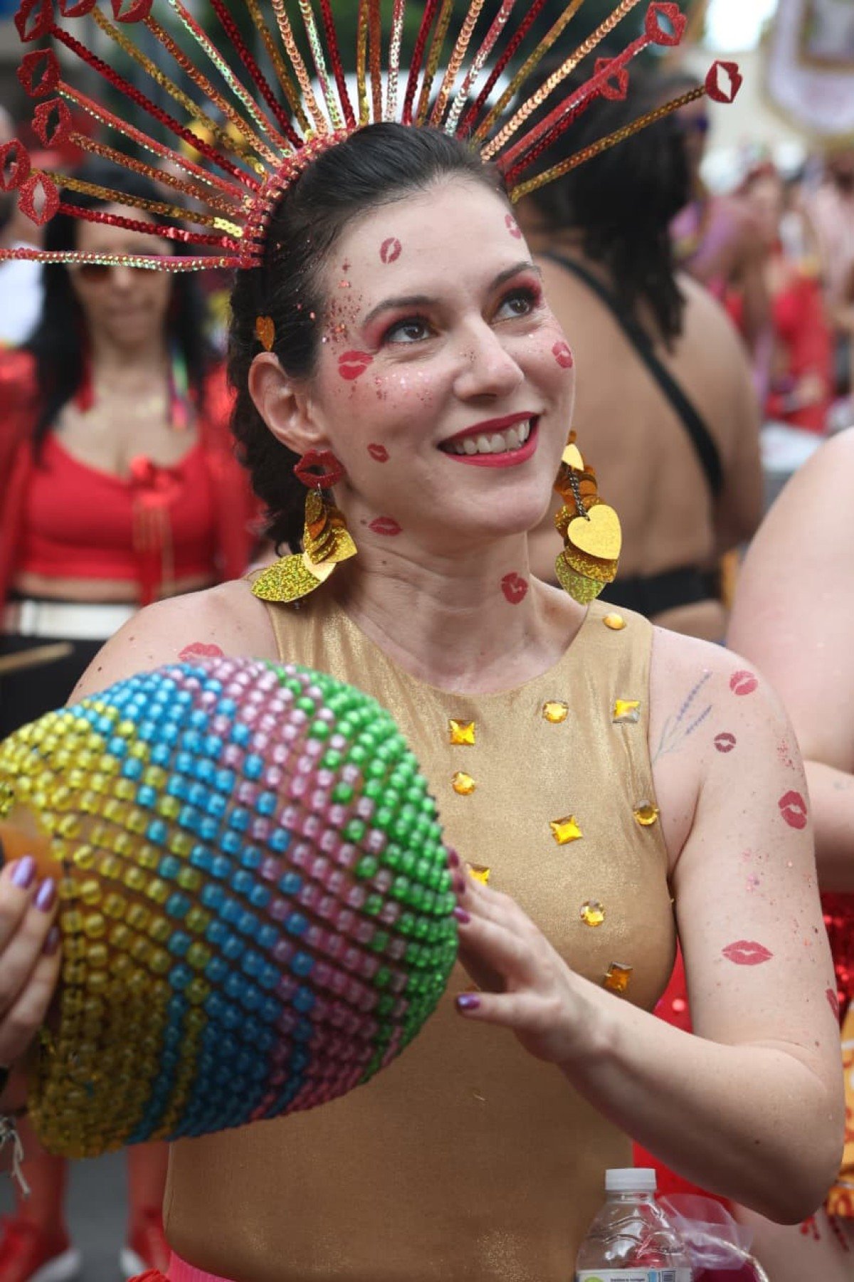 Repertório traz o pagode dos anos 1990 com um toque de samba. 