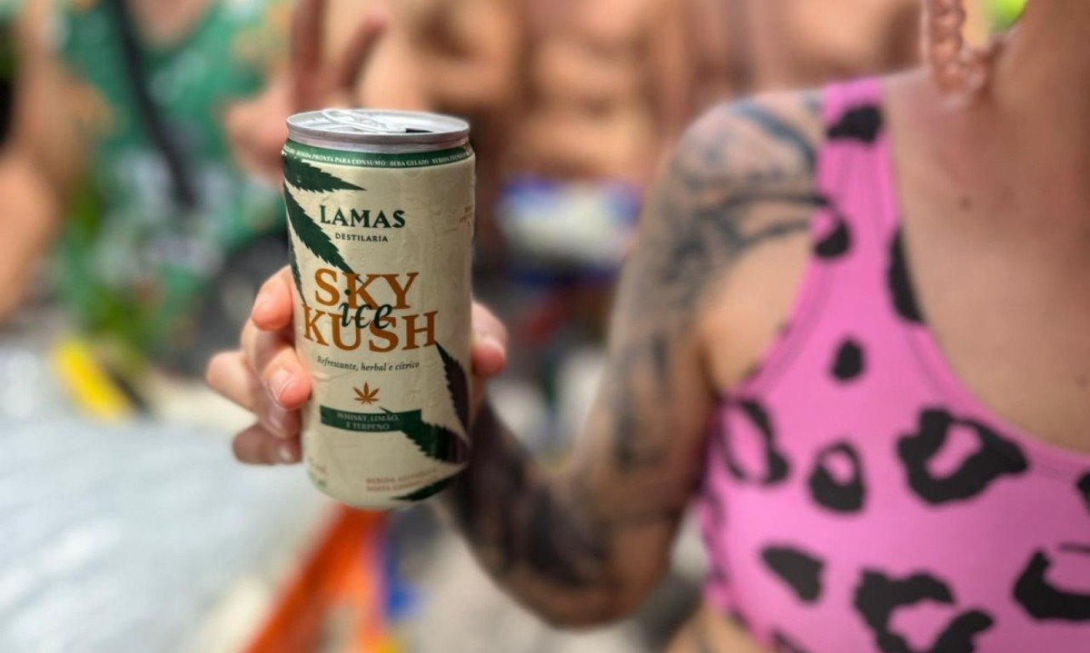 Bebida com gosto de maconha faz sucesso no Bloco do Manjeric&atilde;o nesta quarta-feira de cinzas (18/2) no bairro Castelo, na Regi&atilde;o da Pampulha