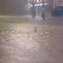 Temporal causa alagamento em avenida de Belo Horizonte  - Redes Sociais/Reprodu&ccedil;&atilde;o