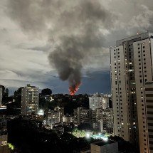 Incêndio em micro-ônibus assusta moradores da Região Centro-Sul de BH - Richard Garrell/Arquivo Pessoal