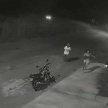 Homem tenta matar mulher trans, é baleado pela PM e morre no hospital - Câmera de monitoramento/Reprodução