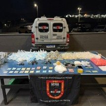 Homens são presos com mais de 4 mil pinos de cocaína e R$ 15 mil em Neves - PMMG/Reprodução