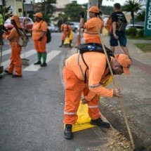 Foliões do Manjericão recolhem lixo durante o cortejo - Leandro Couri/EM/D.A Press