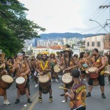 Banda Babadan desfila sob chuva na tarde desta quarta-feira (18/2) em BH - Leandro Couri EM/D.A Press