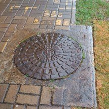 Pedestre será indenizado em R$ 10 mil por cair em bueiro em Contagem - Larissa Leone/EM/D.A. Press