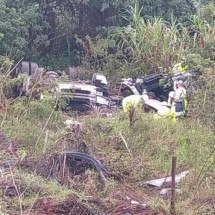 Grande BH: homem morre e mulher fica ferida após caminhão capotar na BR-040 - CBMMG