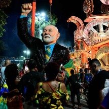 Desfile na Sapucaí armou casa de caboclo para Lula candidato à reeleição - PABLO PORCIÚNCULA/AFP