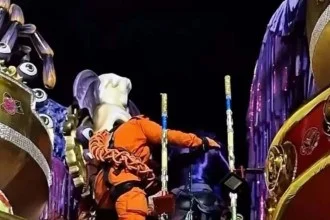 Grupamento de resgate especialista em altura foi acionado para retirar grupo de pessoas de carro alegórico da Salgueiro -  (crédito: Corpo de Bombeiros Militar do Rio de Janeiro/ Instagram)