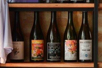 Vinhos naturais ganham espaço em bares de BH e levantam debates sobre setor