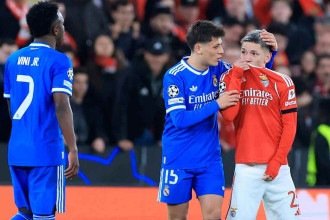 Vini Jr., do Real Madrid (E) acusa Gianluca Prestianni, do Benfica, de ter cometido ato de racismo ao chamá-lo de 