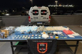 Grande quantidade de drogas foi apreendida em um barracão em Ribeirão das Neves, Grande BH -  (crédito: PMMG/Reprodução)