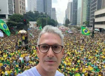 Romeu Zema em manifestação na Avenida Paulista a favor de Bolsonaro, em fevereiro de 2024 -  (crédito: Redes Sociais/Reprodução)