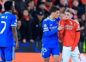 Vini Jr., do Real Madrid (E) acusa Gianluca Prestianni, do Benfica, de ter cometido ato de racismo ao chamá-lo de 
