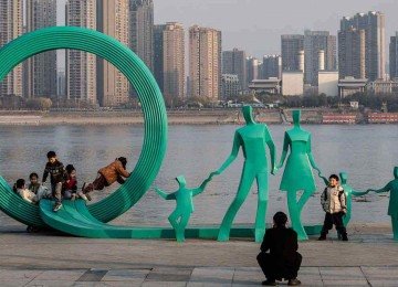 Para os pais, estar presente exige esforço consciente; significa priorizar momentos de qualidade mesmo em agendas apertadas -  (crédito: AFP)