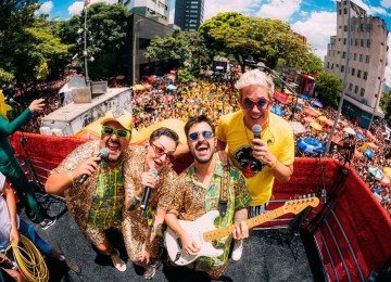 Rogério Flausino participa como convidado no trio do Beiço do Wando, que desfilou no domingo de carnaval
 -  (crédito: Phills Guimarães/Divulgação)