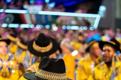 <p>A bateria da Unidos da Tijuca, escola da zona norte do Rio, ganhou o Estandarte de Ouro de melhor do carnaval 2026. O júri do jornal O Globo premiou os ritmistas comandados pelo experiente mestre Casagrande.</p>
 -  (crédito: Eduardo Hollanda FlickR Rio Carnaval)