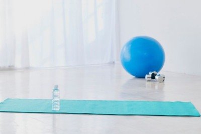 Com equipamentos essenciais como colchonete e halteres, &eacute; poss&iacute;vel montar um espa&ccedil;o funcional para exerc&iacute;cios em casa. -  (crédito: Aflo Images)