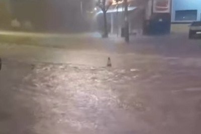 Avenida J&uacute;lio Mesquita, no Bairro Tirol, na regi&atilde;o do Barreiro, foi completamente tomada pela &aacute;gua -  (crédito: Redes Sociais/Reprodu&ccedil;&atilde;o)